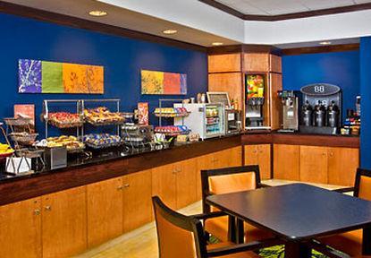 Fairfield Inn & Suites Реддінг Ресторан фото
